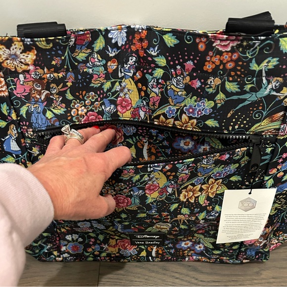 Vera Bradley Disney Limited Edition Drawstring Family Tote NWT - Picture 5 of 15